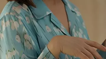 Loot S03 Molly Novak Pyjama en soie perce-neige porté par Molly Novak (Maya Rudolph) comme on le voit dans Loot