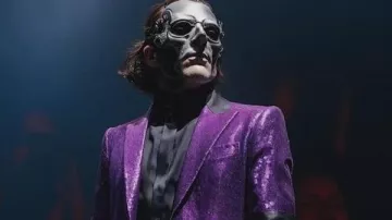 Ghost Papa Emeritus Purple Sequin Blazer in Ghost (Papa Emeritus IV) & The Hellacopters - Sympathy for The Devil "Live 2021" (På spåret)