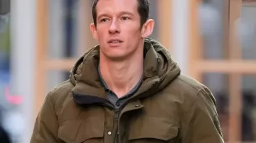 Callum Turner NYC Chaqueta acolchada con capucha marrón en Dua Lipa y su prometido Callum Turner vistos en una cita romántica en Nueva York | Noticias de entretenimiento