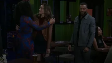 Chaqueta LaMarque Azra usada por Ashley Morgan (Jen Jacob) como se ve en Beyond the Gates (S01E157)