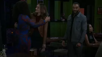 Veste LaMarque Azra portée par Ashley Morgan (Jen Jacob) comme on le voit dans Beyond the Gates (S01E157)