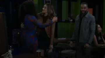 Avec Les Filles Cotton Lace-Hem Mini Skirt portée par Ashley Morgan (Jen Jacob) comme on le voit dans Beyond the Gates (S01E157)