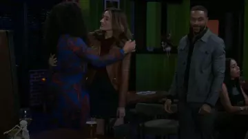 Avec Les Filles Cotton Lace-Hem Mini Skirt portée par Ashley Morgan (Jen Jacob) comme on le voit dans Beyond the Gates (S01E157)