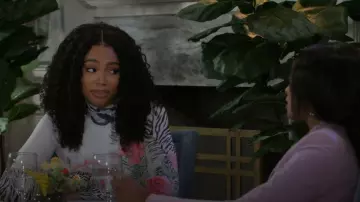 AFRM Sonya Robe portée par Chelsea Hamilton (RhonniRose Mantilla) telle qu’on la voit dans Beyond the Gates (S01E157)