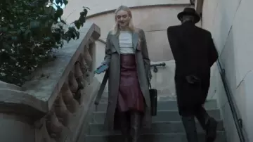 Alaia Slit Leather Midi Skirt portée par Jenny Kaminski (Dakota Fanning) comme on le voit dans All Her Fault (S01E01)