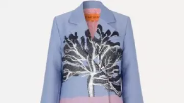 Manteau à imprimé arbre colorblock porté par (RhonniRose Mantilla) comme on le voit dans Beyond the Gates