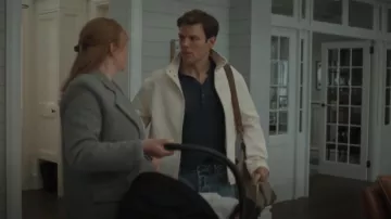 Chaqueta Barracuda de mezcla de algodón Dockers para hombre usada por Peter (Jake Lacy) como se ve en All Her Fault (S01E02)