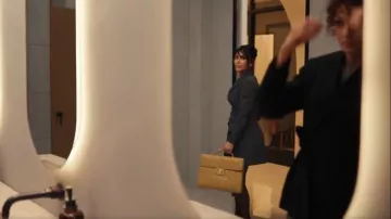 Bolso de negocios Chanel CC Matelasse Briefcase usado por Allura Grant (Kim Kardashian) como se ve en All's Fair (S01E03)