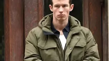 Chaqueta acolchada usada por (Callum Turner) como se ve en One Night Only