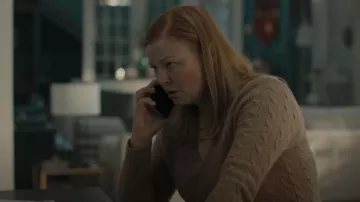Jersey de cachemira de punto trenzado de Polo Ralph Lauren usado por Marissa Irvine (Sarah Snook) como se ve en All Her Fault (S01E02)