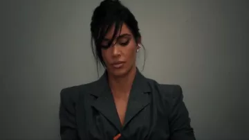 Conjunto vintage de John Galliano de 1997 usado por Allura Grant (Kim Kardashian) como se ve en All's Fair (S01E03)