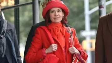 Abrigo largo rojo usado por Elsbeth Tascioni (Carrie Preston) como se ve en Elsbeth (S03E02)