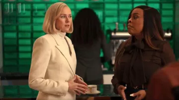 Gabriela Hearts Stephanie Blazer usado por Liberty Ronson (Naomi Watts) como se ve en All's Fair (S01E03)