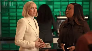 Gabriela Hearts Stephanie Blazer usado por Liberty Ronson (Naomi Watts) como se ve en All's Fair (S01E03)