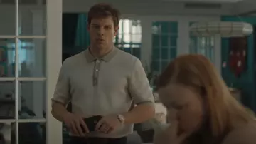 Polo géométrique en jacquard Perry Ellis porté par Peter (Jake Lacy) comme on le voit dans All Her Fault (S01E02)