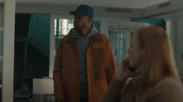 Stone Island Compass Quilted Jacket portée par Colin (Jay Ellis) comme on le voit dans All Her Fault (S01E02)