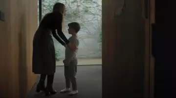 Stefano Stefani Bottes en cuir à boucle portées par Jenny Kaminski (Dakota Fanning) comme on le voit dans All Her Fault (S01E02)