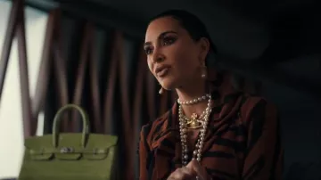 Collar de gargantilla de tres filas en bajorrelieve de Vivienne Westwood usado por Allura Grant (Kim Kardashian) como se ve en All's Fair (S01E03)