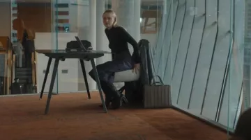 Max Mara Whitney Bag 6 - Medium - Natural worn by Jenny Kaminski (Dakota Fanning) as seen in All Her Fault (S01E02)