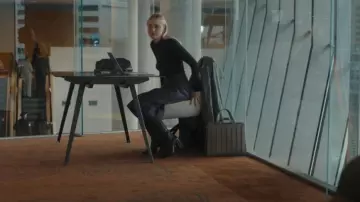 Max Mara Whitney Bag 6 - Medium - Naturel porté par Jenny Kaminski (Dakota Fanning) comme on le voit dans All Her Fault (S01E02)