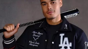 Los Angeles Dodgers Joshua Vides x Fanatics World Series Champions Veste Varsity portée par Joshua Vides