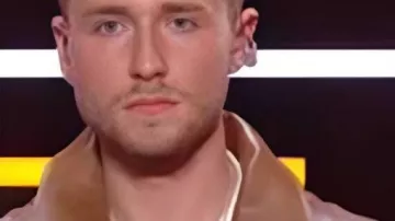 Chaqueta de cuero marrón usada por Théo L. en Star Academy 2025