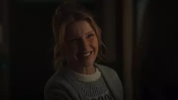 Muji Fair Isle Pull porté par le propriétaire comme on le voit dans All Her Fault (S01E02)