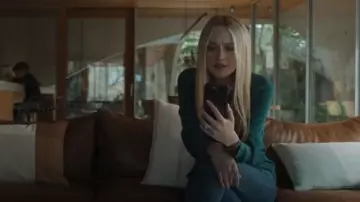 La chemise en soie vert mousse Fable Deep Moss portée par Jenny Kaminski (Dakota Fanning) comme on le voit dans All Her Fault (S01E04)
