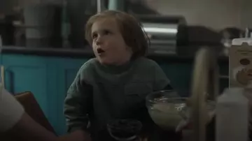 Pull utilitaire à col rond de coupe régulière porté par Milo Irvine comme on le voit dans All Her Fault (S01E06)