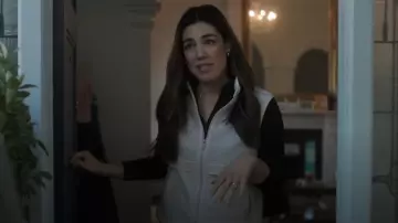 P.E Nation Technique Gilet Sherpa porté par Sarah comme on le voit dans All Her Fault (S01E06)