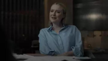 Chemise Oxford en coton de sorcellerie portée par Jenny Kaminski (Dakota Fanning) comme on le voit dans All Her Fault (S01E06)