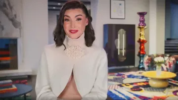 Gargantilla de cuero con detalles de flores de Alaia usada por Bronwyn Newport como se ve en The Real Housewives of Salt Lake City (S06E08)