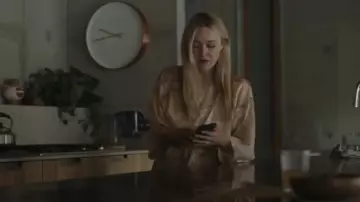 Kimono Genevie Iris May porté par Jenny Kaminski (Dakota Fanning) comme on le voit dans All Her Fault (S01E06)