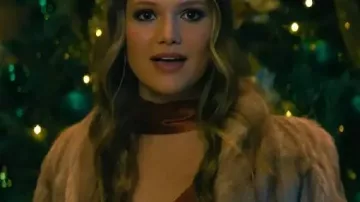 Abrigo de piel usado por Sophia (Olivia Holt) como se ve en Jingle Bell Heist