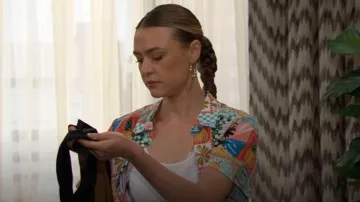 Camisa de manga corta Aqua Postcard usada por Claire Grace (Hayley Erin) como se ve en The Young and the Restless el 3 de noviembre de 2025