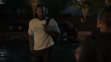 Camiseta de texto impreso de gran tamaño de Zara usada por Lewis Stewart (McKinley Freeman) como se ve en Reasonable Doubt (S03E09)