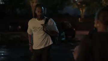 Camiseta de texto impreso de gran tamaño de Zara usada por Lewis Stewart (McKinley Freeman) como se ve en Reasonable Doubt (S03E09)