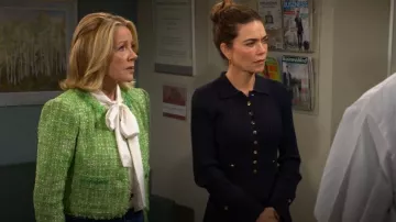 Vestido de Veronica Beard Lauper usado por Victoria Newman (Amelia Heinle) como se ve en The Young and the Restless el 4 de noviembre de 2025