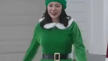 Disfraz de elfo verde de Janel Parrish de Navidad de servicio 2025 usado por Blair Birch (Janel Parrish) en Navidad de servicio