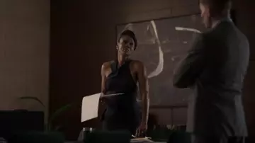 Jupe en cascade déconstruite de Monse portée par Jax Stewart (Emayatzy Corinealdi) comme on le voit dans Reasonable Doubt (S03E09)