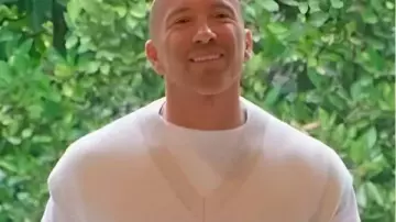 Selling Sunset S9 Jason Oppenheim Chaleco Estampado Blanco usado por Self (Jason Oppenheim) en Selling Sunset (S09)