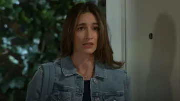 Veste Paige Rowan en Leela Distressed portée par Ashley Morgan (Jen Jacob) comme on le voit dans Beyond the Gates (S01E162)