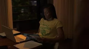 T-shirt Spicy Margarita d’Anthropologie porté par Jax Stewart (Emayatzy Corinealdi) comme on le voit dans Reasonable Doubt (S03E09)