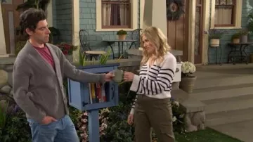 Suéter de punto con cuello en V a rayas aguamarina usado por Gemma Johnson (Beth Behrs) como se ve en The Neighborhood (S08E04)