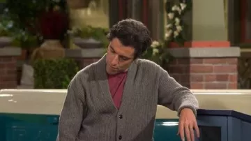 Banana Republic Elio Cárdigan de cachemira usado por Dave Johnson (Max Greenfield) como se ve en The Neighborhood (S08E04)