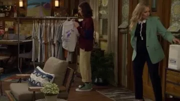 Veronica Beard Renzo Pantalon porté par Gemma Johnson (Beth Behrs) comme on le voit dans The Neighborhood (S08E04)