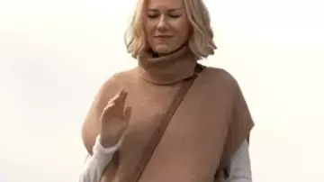 Chaleco túnica con cuello embudo S01 de All's Fair de Naomi Watts usado por Naomi Watts en All's Fair