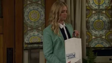 Blazer en tweed Maje Vrinny porté par Gemma Johnson (Beth Behrs) comme on le voit dans The Neighborhood (S08E04)