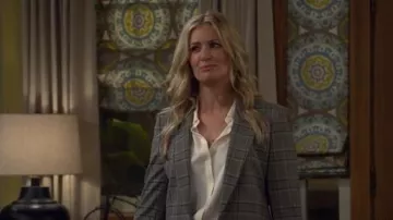 Theory Sunaya Blouse porté par Gemma Johnson (Beth Behrs) comme on le voit dans The Neighborhood (S08E04)