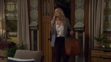 Madewell The Transport Tote worn by Gemma Johnson (Beth Behrs) as seen in The Neighborhood (S08E04)